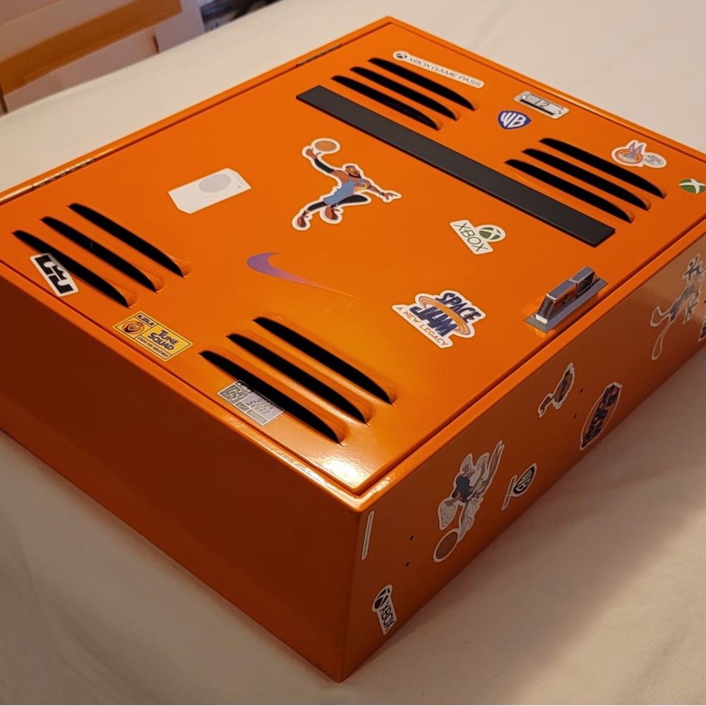 LEBRON XBOX SPACE JAM BASKETBALL LOCKER METAL CASE LIMITED EDITION.